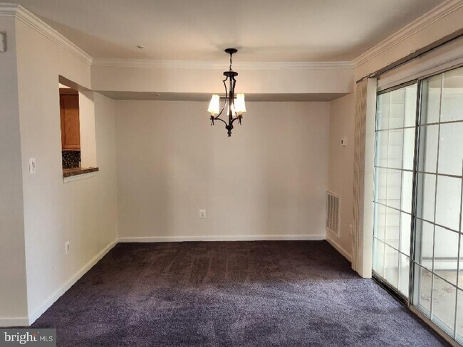 Foto del edificio - 13942 King George Way