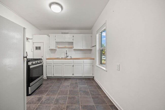 Building Photo - 1816 Carleton St