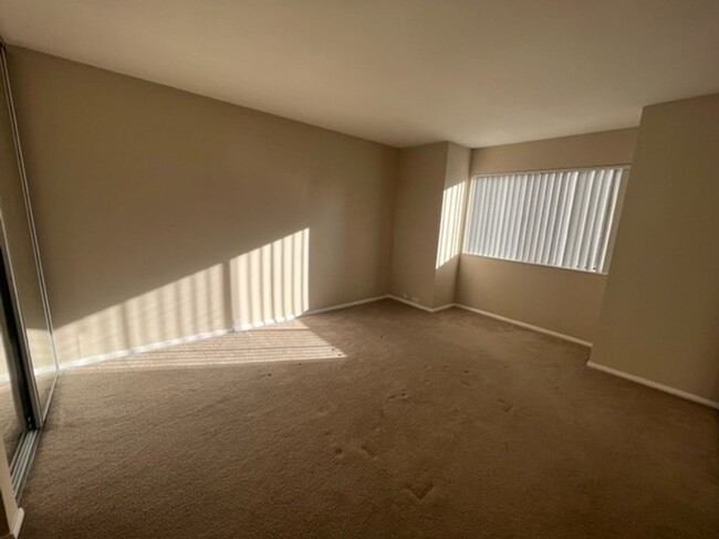 Building Photo - Cozy 1bed 1 bath with in-unit Washer and D...