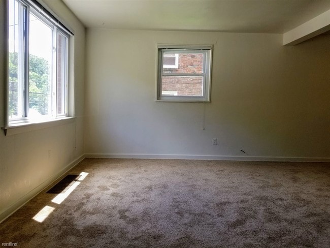 Building Photo - 2 br, 1 bath Duplex - 540 Long Road