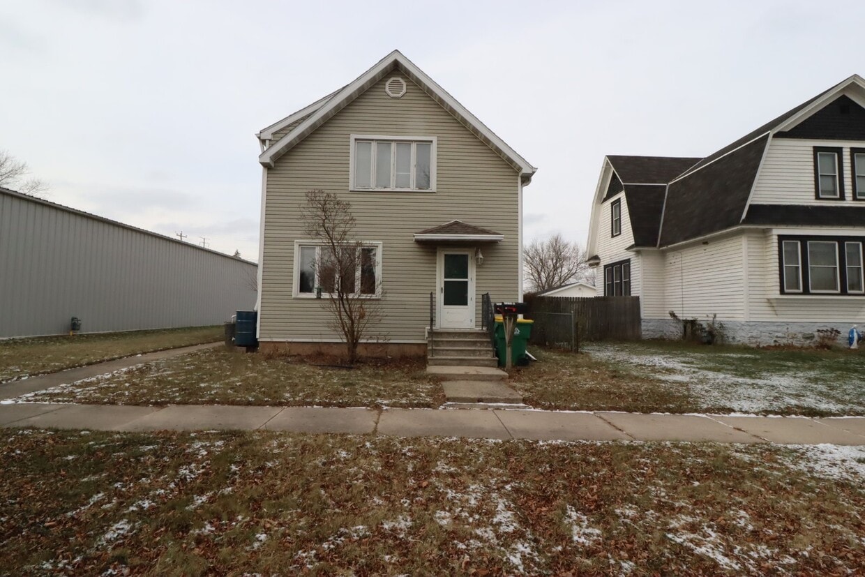 Primary Photo - Large 2-Bed Upper Duplex