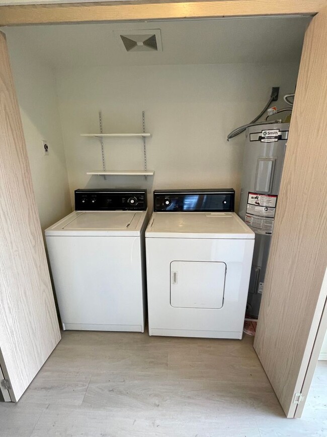 Foto del edificio - Spacious 2-Bedroom Lower-Level Unit in Con...