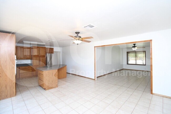 Building Photo - 320 W Nopal Pl