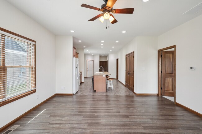 Foto del edificio - 273 Raymond Ave