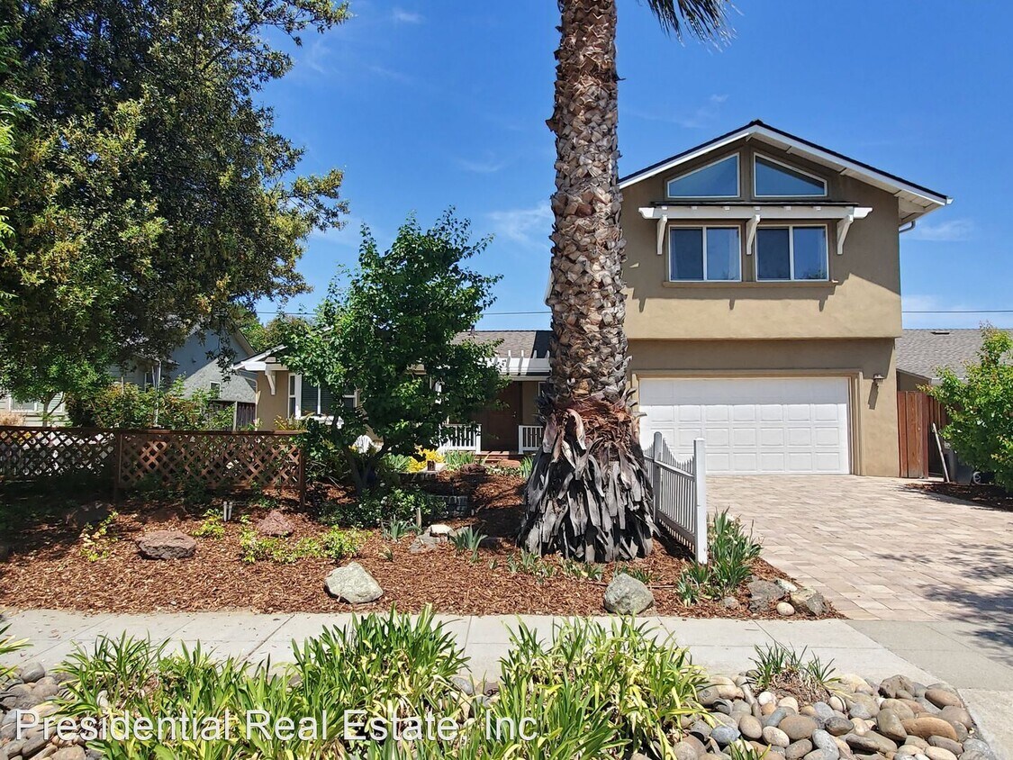 Primary Photo - 4 br, 2.5 bath House - 981 Lorne Way