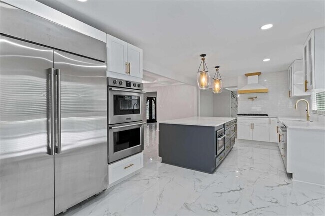 Foto del edificio - 2023 Stoneleigh Dr