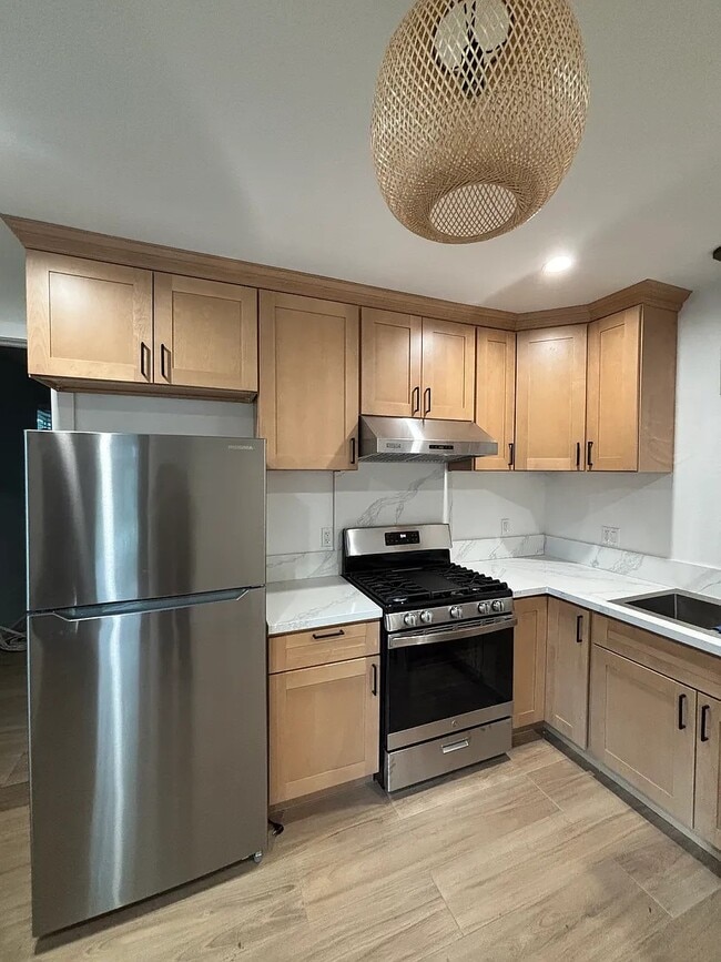 Building Photo - 4022 W 130th St