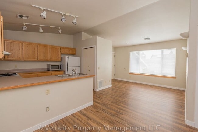 Building Photo - M150