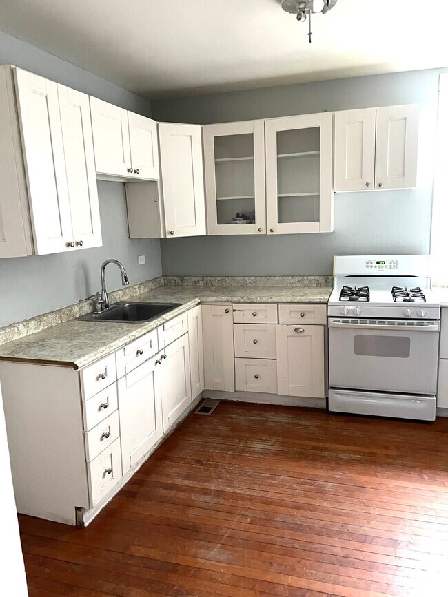 Foto del edificio - 13040 Maple Ave