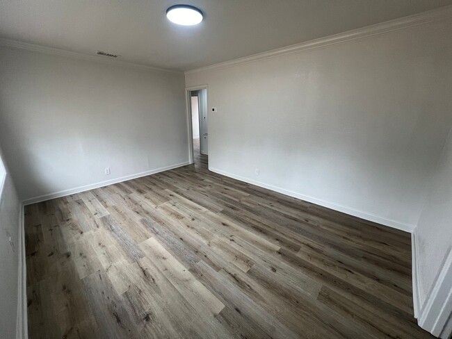 Building Photo - 4-bedroom, 1.5-bathroom rent house located...