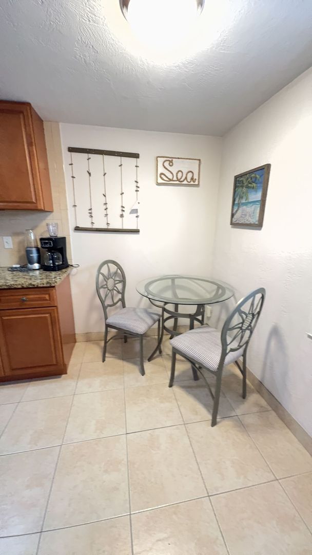 Building Photo - Fully Furnished One Bedroom Long Term Beac...