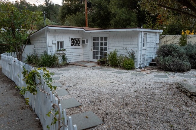 guest studio - 1411 Bonnell Dr