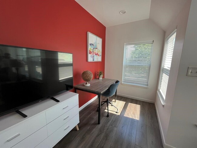 Building Photo - 1920 Calumet St