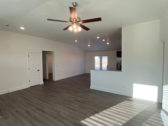 Foto del edificio - Welcome Home! Beautiful New Build in Republic