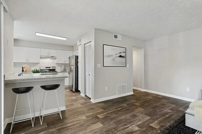 Foto del edificio - 7600 Roswell Rd