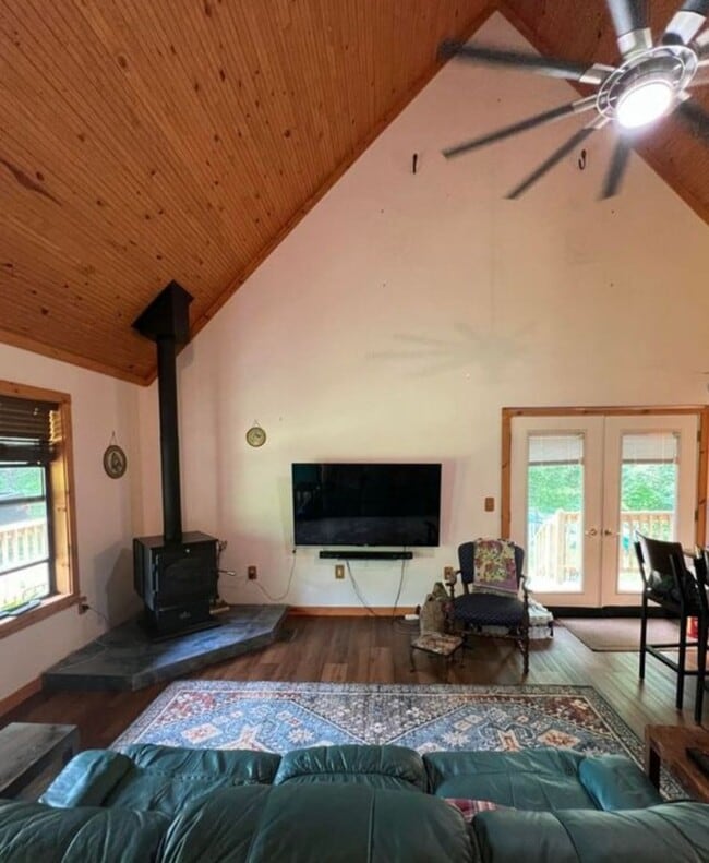 Building Photo - 3 bedroom 1.5 bath Cabin in the woods for ...