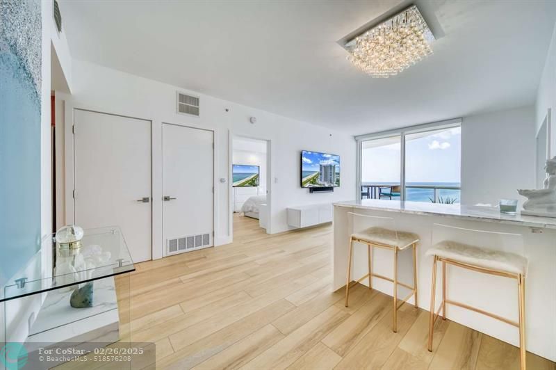 Foto principal - 6365 Collins Ave