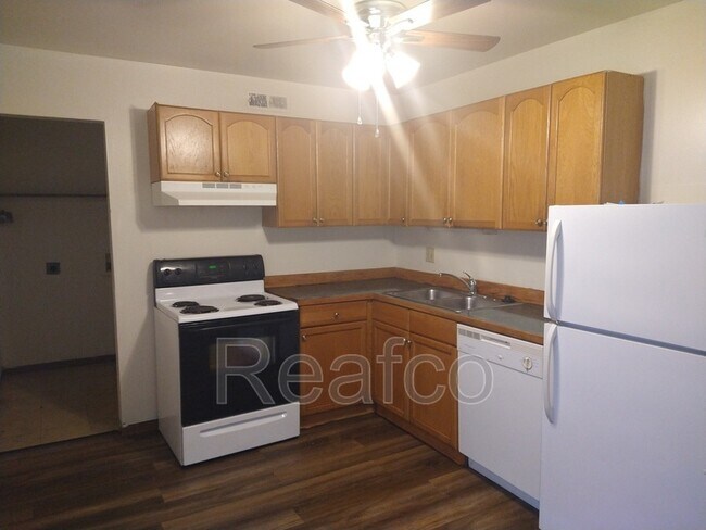 Building Photo - 2460 Hiawatha St