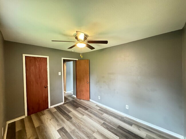 Building Photo - 2 Bedrooms, 1 Bath in South Bend IN.