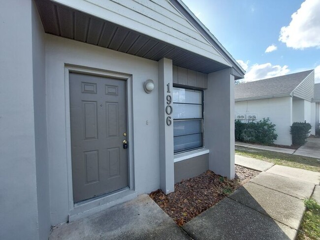 Building Photo - 1906 Crystal Grove Dr