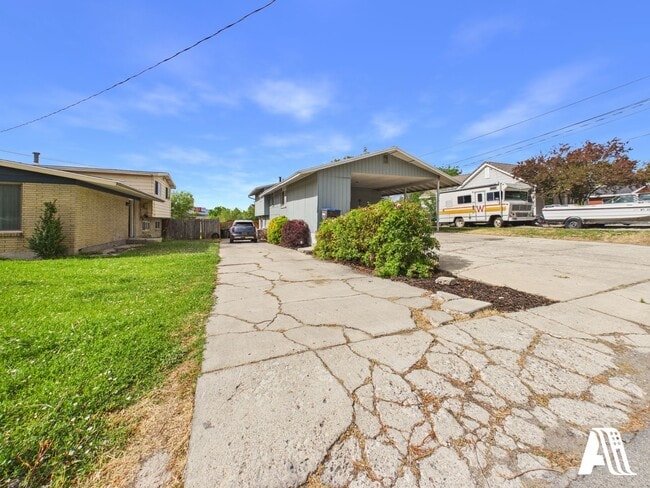 Building Photo - 967 W Duplex