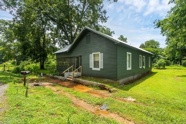 Building Photo - Cozy, Stylish, and Newly Renovated in the ...