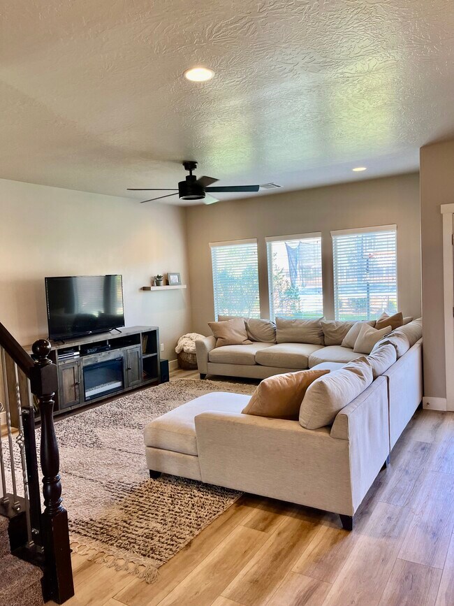 Building Photo - 404 Sage Crest Dr