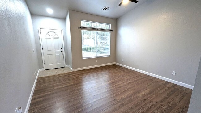 Building Photo - Beautiful 3 Bedroom 2 Bath Home