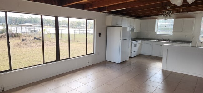 Foto del edificio - 205 Peninsula Rd