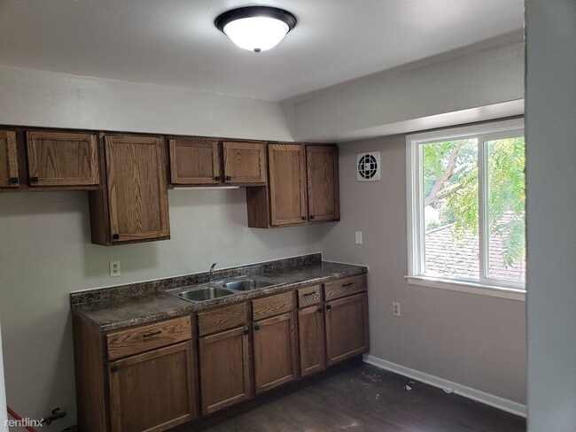 Building Photo - 3 br, 1 bath Duplex - 5862 N 65th St  dupl...