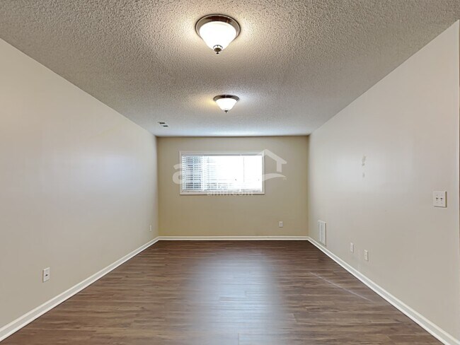 Foto del edificio - 5525 Bridgegate Dr