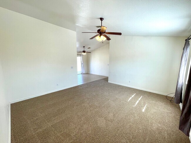Building Photo - Don't miss out on this great 3 bed, 2 bath...