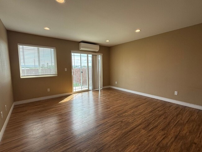 Building Photo - Zillah Tri-Plex