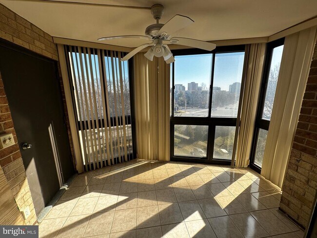Foto del edificio - 8340 Greensboro Dr