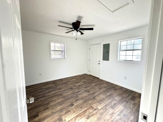 Building Photo - 3934 Hill Rd