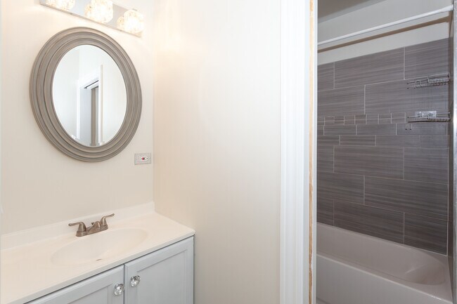 Foto del edificio - 4610 S Marshfield Ave