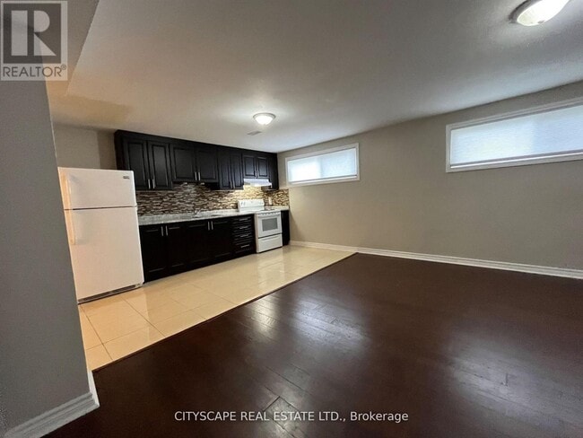 Building Photo - 2 Leslie St