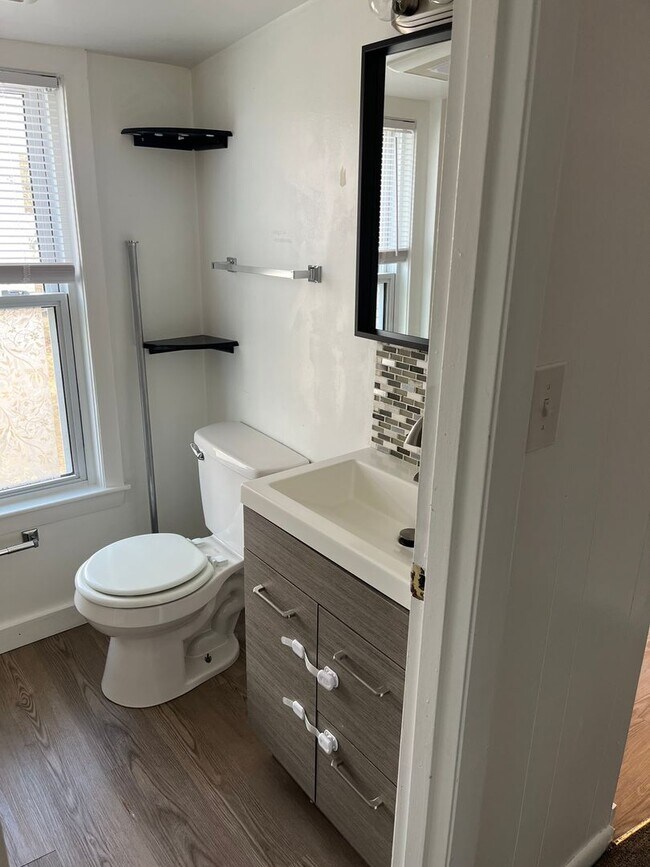 Foto del edificio - Sunny, Clean, Quiet 2 bedroom 1 bath 2nd floor apartment