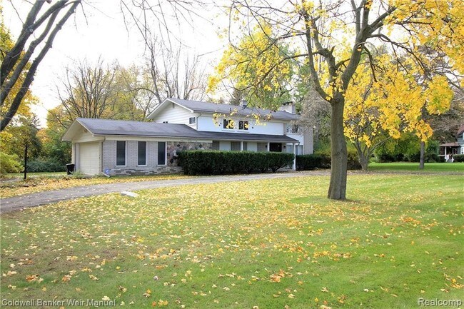 Foto del edificio - 1272 E Square Lake Rd