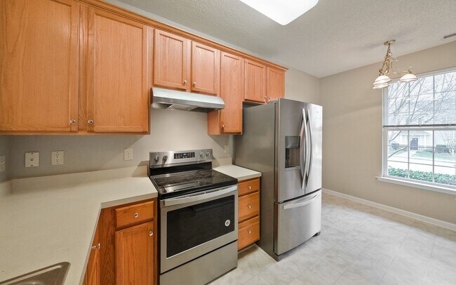 Foto del edificio - Bright and sunny 2 bed/2.5 bath townhome in great Durham location!