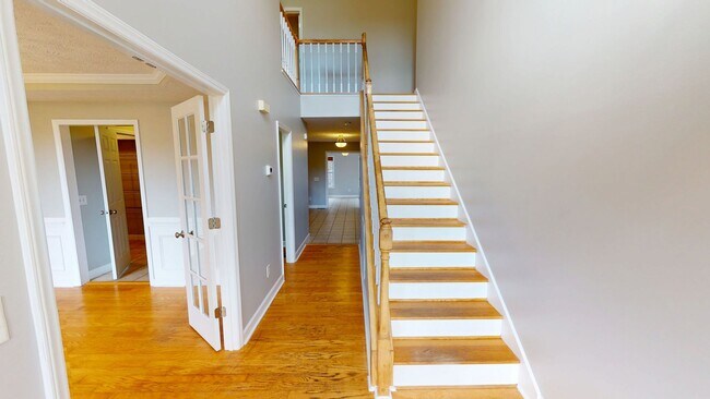 Building Photo - Open Floor Plan with Fenced Back Yard in L...