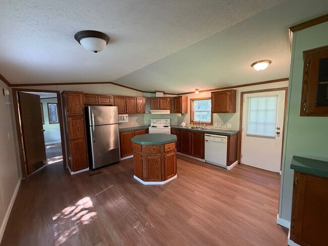 Building Photo - 3 bedroom 2 bathroom in country