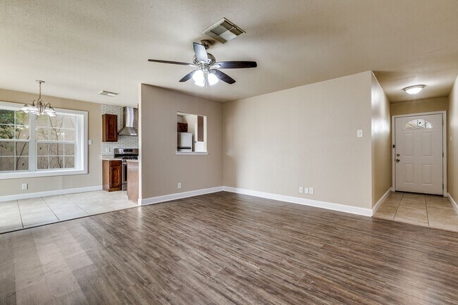 Building Photo - 4-BEDROOM NEAR THE MEDICAL CENTER!