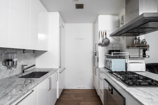 Building Photo - 460 W 42nd St