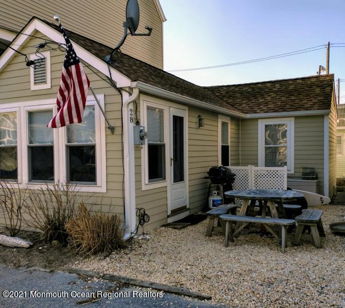 Primary Photo - 28 E Rutherford Ln