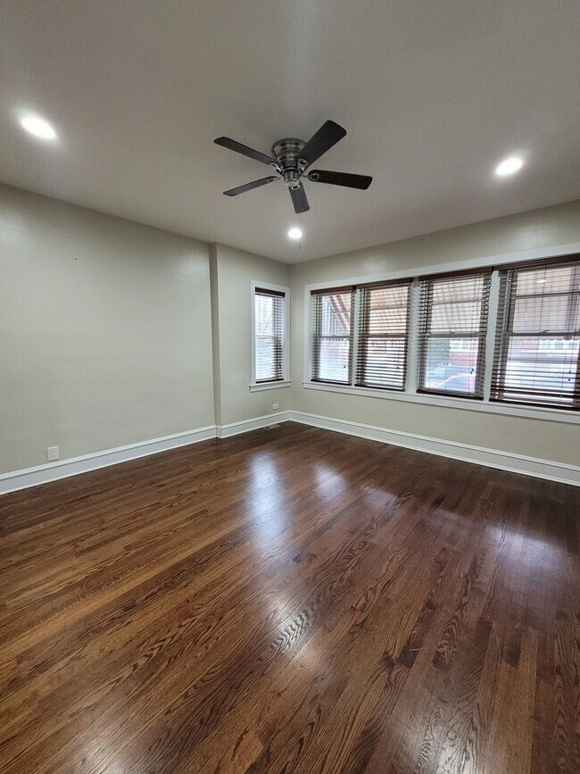 Building Photo - 5110 W Wrightwood Ave
