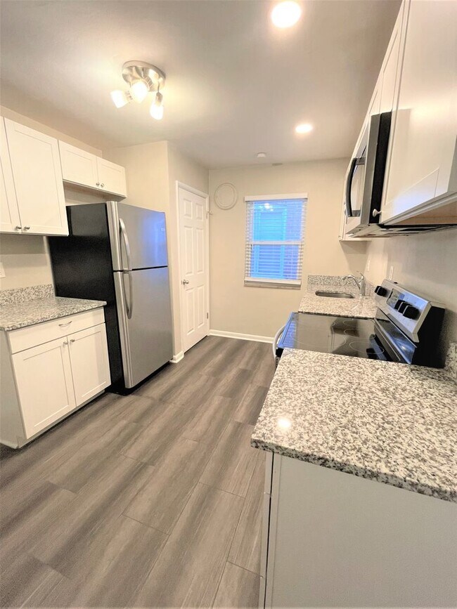 Foto del edificio - Clayton Ave (6521-23)