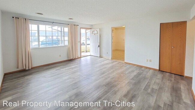 Building Photo - 3 br, 1.5 bath House - 210 B Mckinley