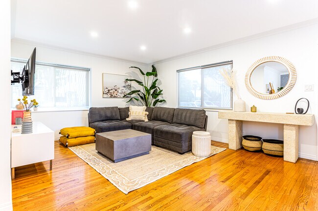 Foto del edificio - 1057 E Appleton St
