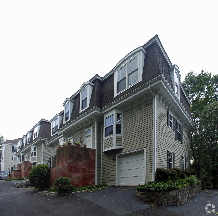 Building Photo - 172 Field Point Rd